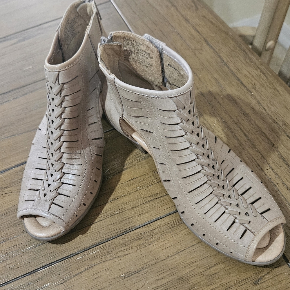 Earth Cottagecore Laced Beige Neutral Leather Shoes Size 6